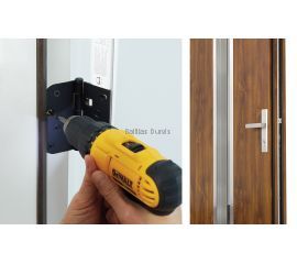 Metāla durvju montāžas process- durvju enģu fiksēšana izmantojot profesionālu instrumentu