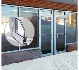 Ķieģeļu fasāde ar tērauda profila vitrīnām un durvīm. Aplī attēla malā attēlots durvju profila griezums 3D skatā ar stiklu