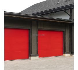 Privātmāja ar sarkaniem moderniem garāžas vārtiem, kas izceļ ēkas fasādi.