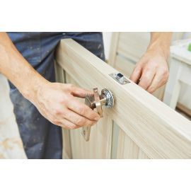 Koka durvju montāža-furnitūras iestrādāšana