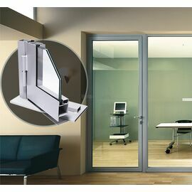 telpa ar tērauda profila stiklotu starpsienu un durvīm. aplī attēlots durvju profila paraugs 3D griezumā ar stiklu.