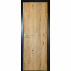 Dabīga ozola toņa gludas iekšdurvis ar koka faktūru un melnu aplodu rāmi. Durvis piemērotas dažādiem interjera stiliem.