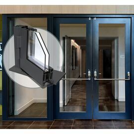 no ugunsizturīga tērauda profila veidota starpsiena melnā krāsā ar stikla pildiņiem un horizontālu rokturi. aplī durvju profila griezums 3D skatā ar stikla paketi