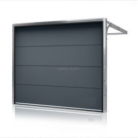 Tumši pelēki sekciju garāžu vārti ar gludu apdari un automātisko pacelšanas sistēmu.