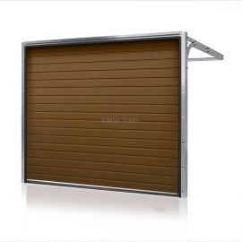 Brūni sekciju garāžu vārti ar automātisko pacelšanas mehānismu, ideāli piemēroti privātmājām.