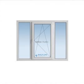 Balts PVC logs ar trīs sekciju stiklojumu un veramu vidējo loga daļu. Logs piemērots lietuviešu projekta vecā tipa ēkām.