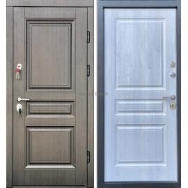 Metāla durvis DELI New ar tradicionālu koka rakstu ārpusē un gaišu baltu apdari iekšpusē.