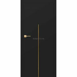 Melni matētas iekšdurvis LUX ar vertikālu zelta akcenta līniju durvju vidusdaļā. Durvis piemērotas modernam interjeram.