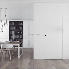 Slēptās iekšdurvis ar gludu baltu apdari, kas saplūst ar sienas plakni, radot nemanāmu un estētisku dizaina risinājumu.