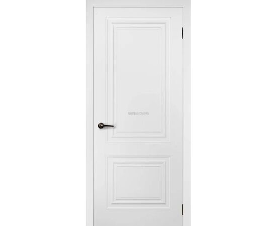 Iekšdurvis CLASSIK 2 Baltas ar elegantu klasisku dizainu un pildiņu profilu līnijām, kas papildina gaišas telpas.