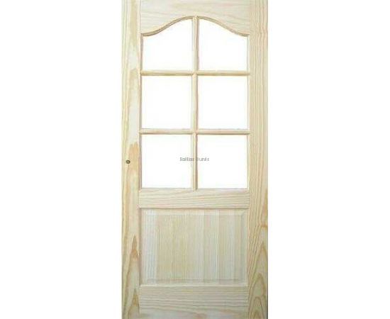 Priedes masīvkoka iekšdurvis DAKOTA ar koka apdari un lielu līstotu stikla pildiņu durvju augšdaļā, kas rada gaismas caurlaidīgu un atvērtu telpas sajūtu.