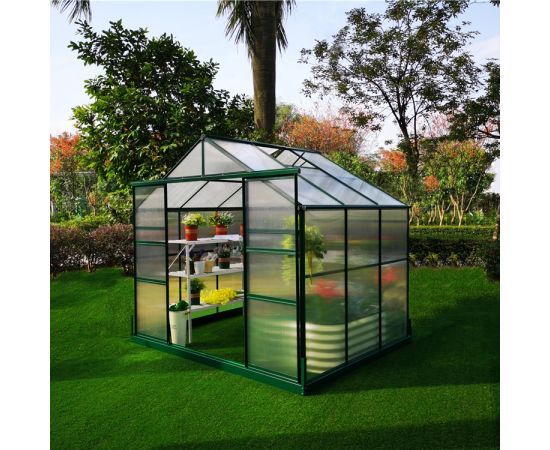 Siltumnīca dārzā, kuri ir veidota no polikarbonāta loksnēm