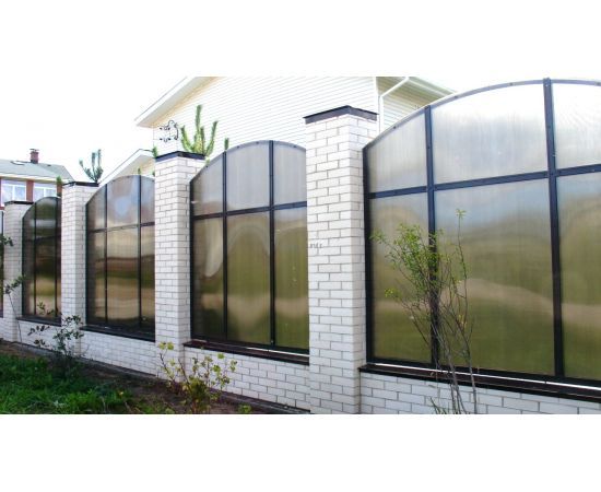 Siena ar logiem veidotiem no šūnu polikarbonāta