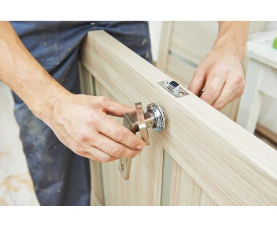 Koka durvju montāža-furnitūras iestrādāšana