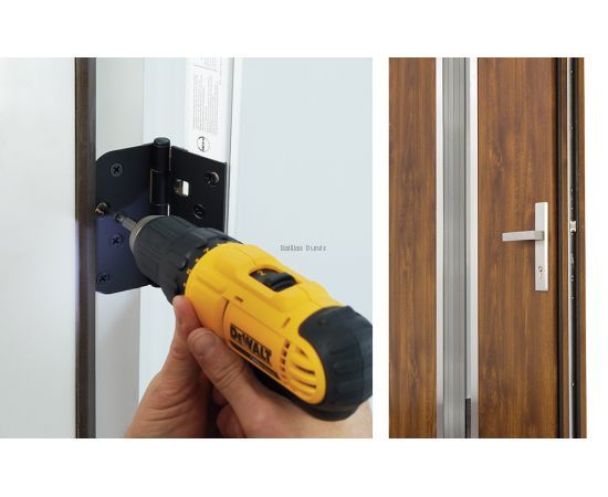 Metāla durvju montāžas process- durvju enģu fiksēšana izmantojot profesionālu instrumentu