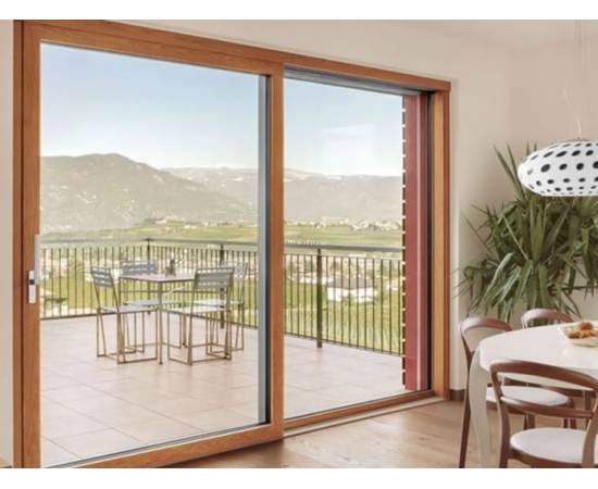 Atvērtas bīdāmās ārdurvis izveidotas no alumīnija profiliem un stikla paketēm ar skatu uz ainaviskiem kalniem