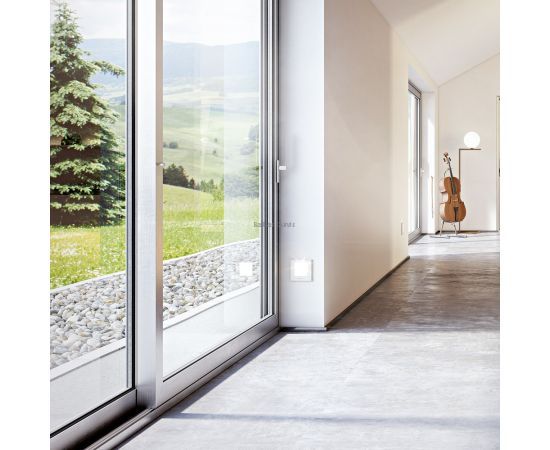 Bīdāmās ārdurvis izveidotas no alumīnija profiliem un stikla paketēm ar skatu no telpas iekšpuses Bīdāmās ārdurvis izveidotas no alumīnija profiliem un stikla paketēm ar skatu no telpas iekšpuses