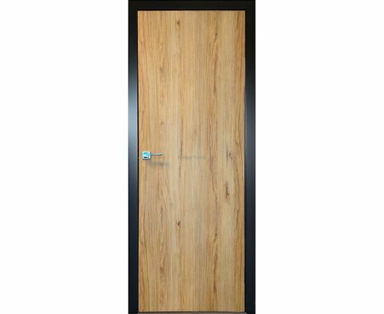 Dabīga ozola toņa gludas iekšdurvis ar koka faktūru un melnu aplodu rāmi. Durvis piemērotas dažādiem interjera stiliem.