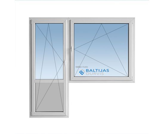 Plastikāta logi - balkona bloks ar veramu durvju vērtnes daļu ar PVC paneli durvju lejasdaļā un veramu loga daļu, un Baltijas Durvis logotipu loga fonā. Loga bloks paredzēts 467. sērijas ēkām