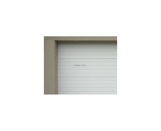 Balti sekciju garāžu vārti ar klasisku dizainu, lieliski piemēroti modernām ēkām.