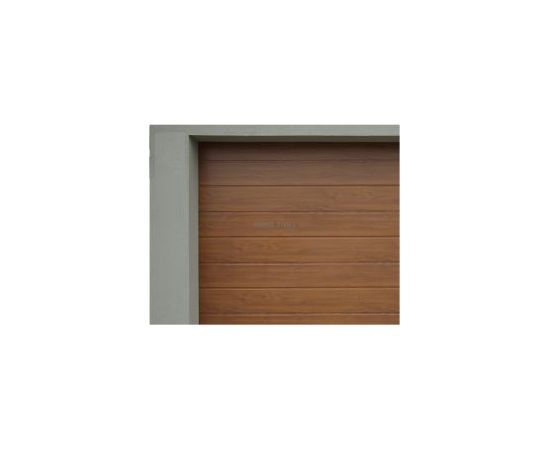 Gaiši brūni sekciju garāžu vārti ar vienkāršu un tīru dizainu.