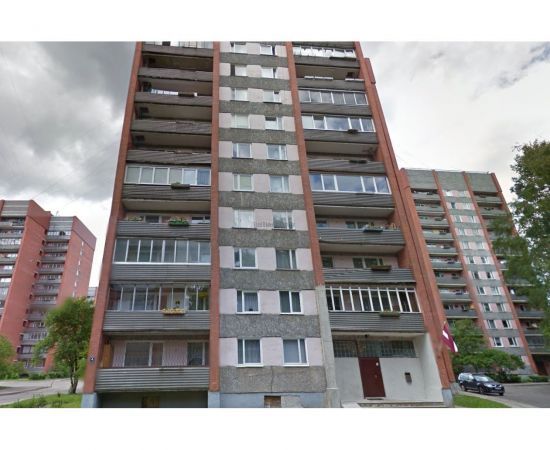 Čehu projekta ēkas fasāde ar koka un plastikāta logiem Čehu projekta ēkas fasāde ar koka un plastikāta logiem