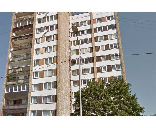 Čehu projekta ēkas fasāde ar koka un plastikāta logiem Čehu projekta ēkas fasāde ar koka un plastikāta logiem