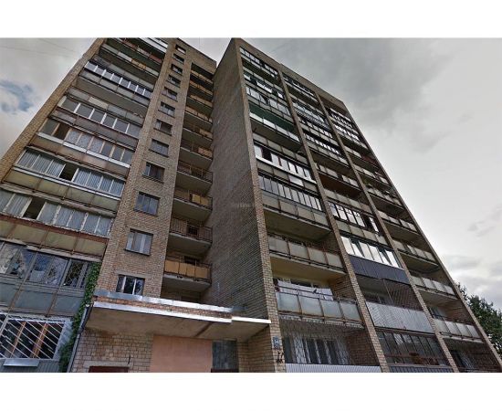 Čehu projekta ēkas fasāde ar koka un plastikāta logiem Čehu projekta ēkas fasāde ar koka un plastikāta logiem