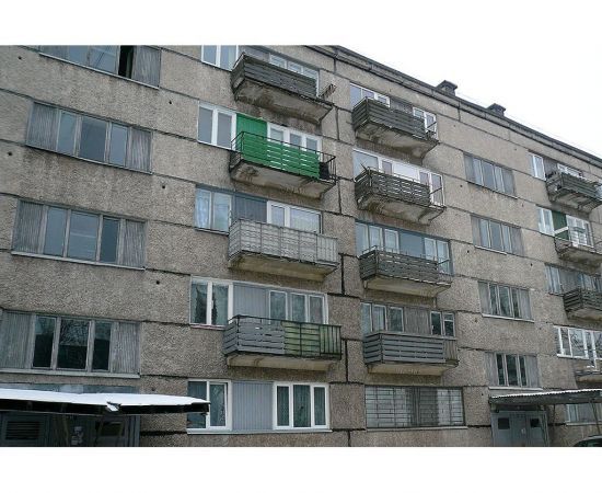 Vecā tipa lietuviešu projekta ēkas fasāde ar balkoniem, un koka un plastikāta logiem. Vecā tipa lietuviešu projekta ēkas fasāde ar balkoniem, un koka un plastikāta logiem.