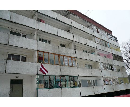 "Mazģimenes" daudzdzīvokļu mājas fasāde ar dažādiem logiem un balkoniem renovācijas vajadzībām. "Mazģimenes" daudzdzīvokļu mājas fasāde ar dažādiem logiem un balkoniem renovācijas vajadzībām.