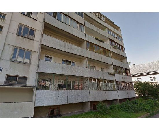 "Mazģimenes" daudzdzīvokļu mājas fasāde ar dažādiem logiem un balkoniem renovācijas vajadzībām. "Mazģimenes" daudzdzīvokļu mājas fasāde ar dažādiem logiem un balkoniem renovācijas vajadzībām.