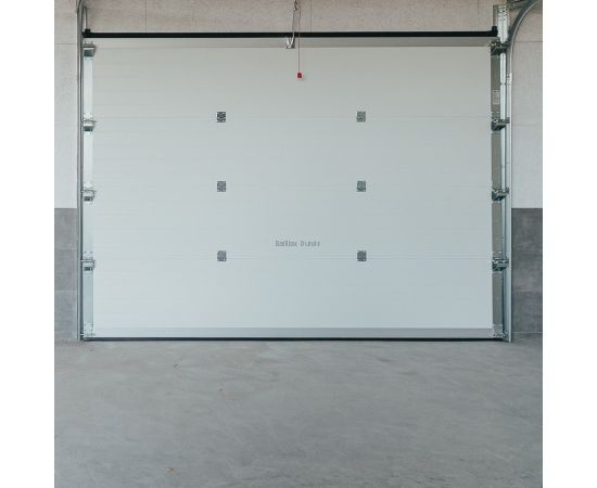 Balti sekciju garāžu vārti ar klasisku dizainu, lieliski piemēroti ražošanas ēkām, noliktavām un modernām garāžām.