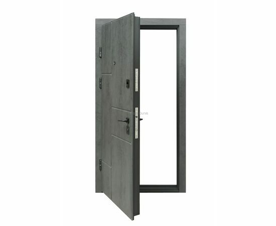 Metāla durvis durvju kārbā atvērtā veidā.