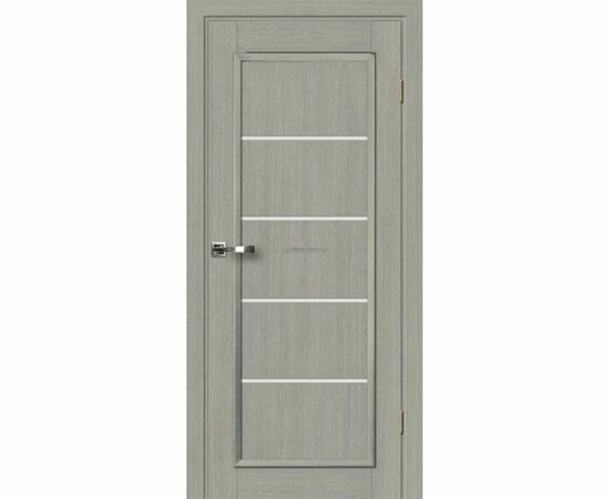 Durvis Modena-L ar tonēta koka apdari un horizontālām stikla līnijām, kas papildina klasisku un modernu interjeru.