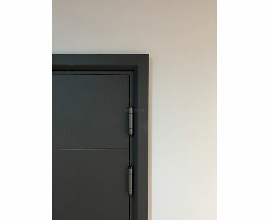 Metāla durvju enģes no fasādes puses.