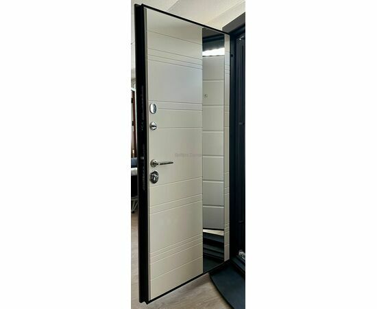 Metāla durvis atvērtā veidā.