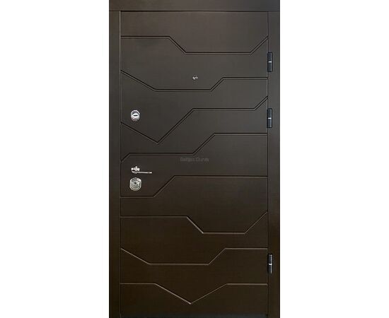 Elegantas metāla durvis Akustika NEW ar modernu, tumši brūnu apdari. Metāla durvis ar skatu no ārpuses.