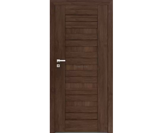 Iekšdurvis FOSCA DRE ar tumšu koka apdari un horizontāliem pildiņiem, kas piešķir interjeram mūsdienīgu izskatu.