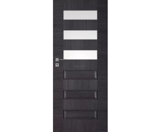 Tumšas durvis SCALA DRE ar horizontāliem stikla paneļa akcentiem durvju augšdaļā, radot izteiksmīgu izskatu.