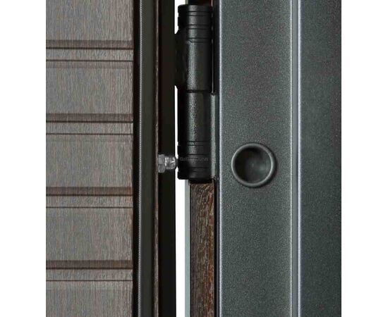 Metāla durvju eņģe atvērtā veidā ar redzamu durvju kārbas fiksācijas vietu.